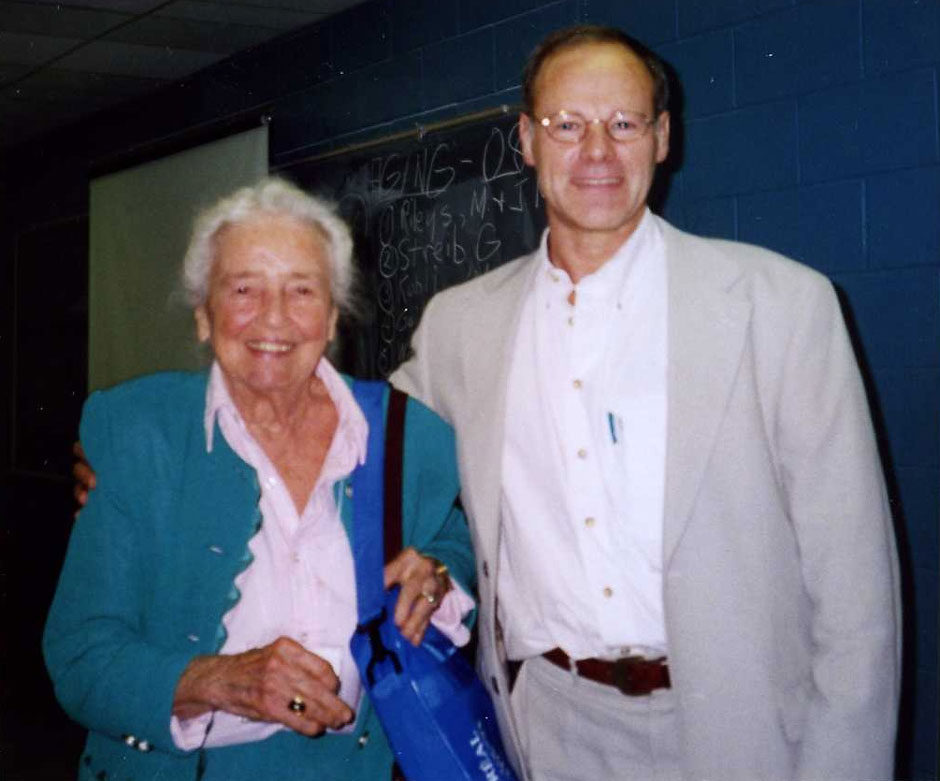 Met Matilda Riley (1911-2004) gedurende het Wereldcongres voor Sociologie in Montreal, Canada, 29 juli 1998. 